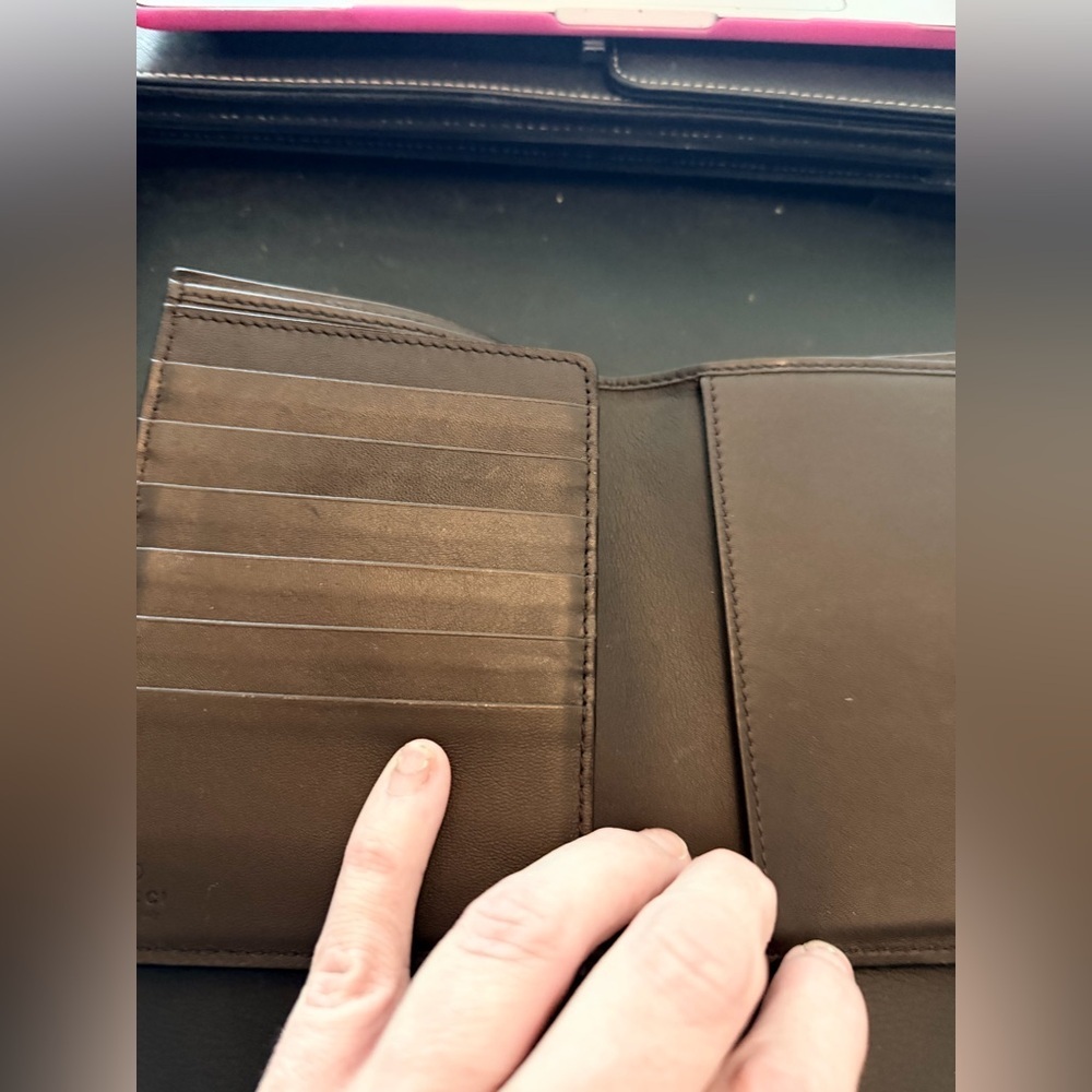 Gucci Chocolate Brown Embossed GG Passport Cover Men or Women’s no flaws - Picture 4 of 5